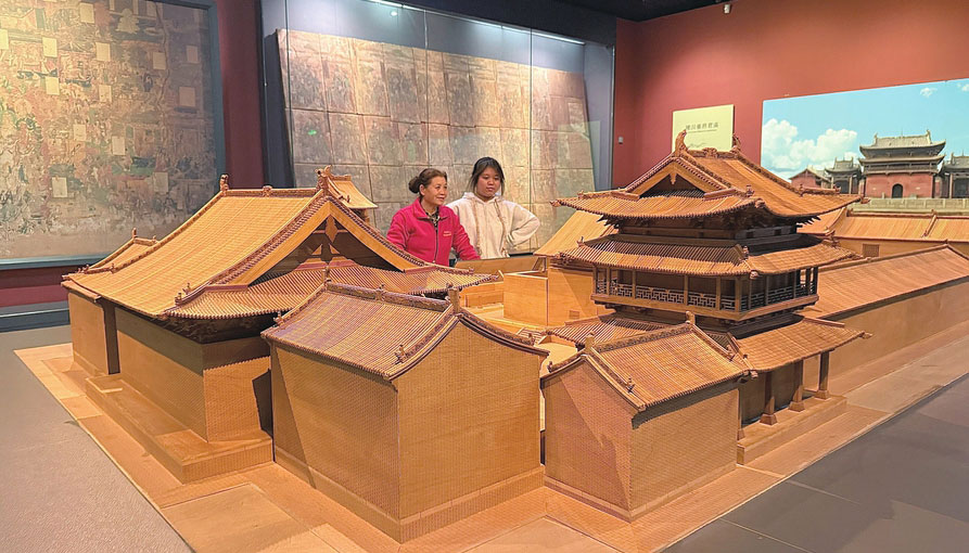 游"晉城古代建筑藝術"了解山西古建歷史10月29日，晉城博物館內的“晉城古代建筑藝術”展區，游客通過館內陳列的古建模型，了解山西古建歷史。